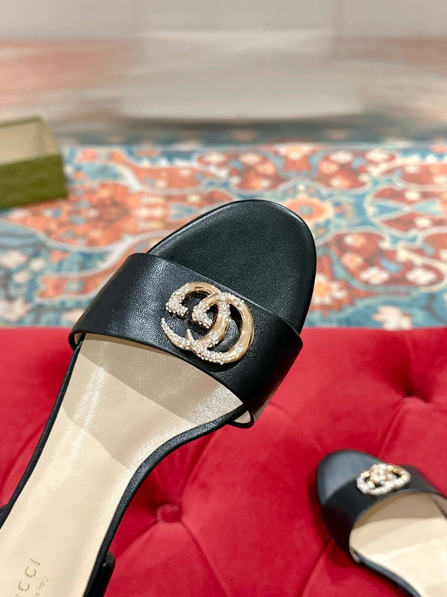 👟👟Ex-factory price 520👟👟 Every detail of Gucci's 2025 spring and summer new open-toe sandals and slippers has been carefully crafted, and design elements such as round toes and thick heels are cleverly used to create a fashionable retro style. The archived double G diamond-encrusted buckle details are reminiscent of the brand's fashionable atmosphere. ▪️Material: original custom sheepskin ▪️Inner lining/foot: high-end custom sheepskin ▪️Heel height: 1.0cm ▪️Number of yards: 35-39 (customized at 40.41.42, non-returnable)